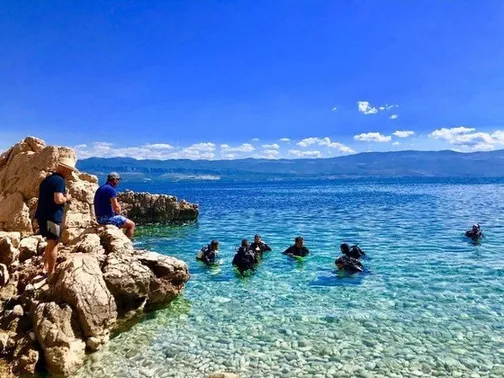Sonniger Einstieg ins klare Meer auf Krk