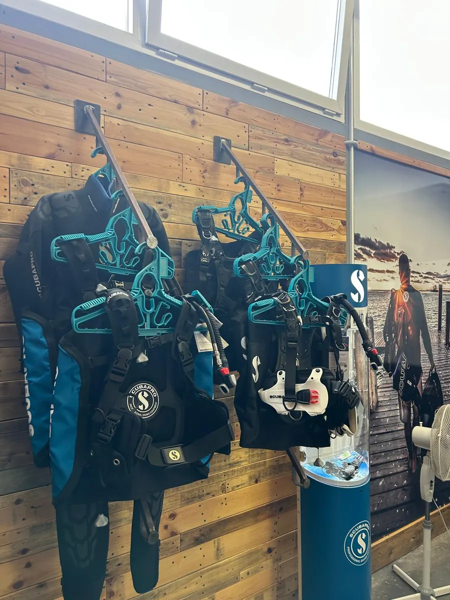 Scubapro-Jackets und Neoprenanzug im Shop