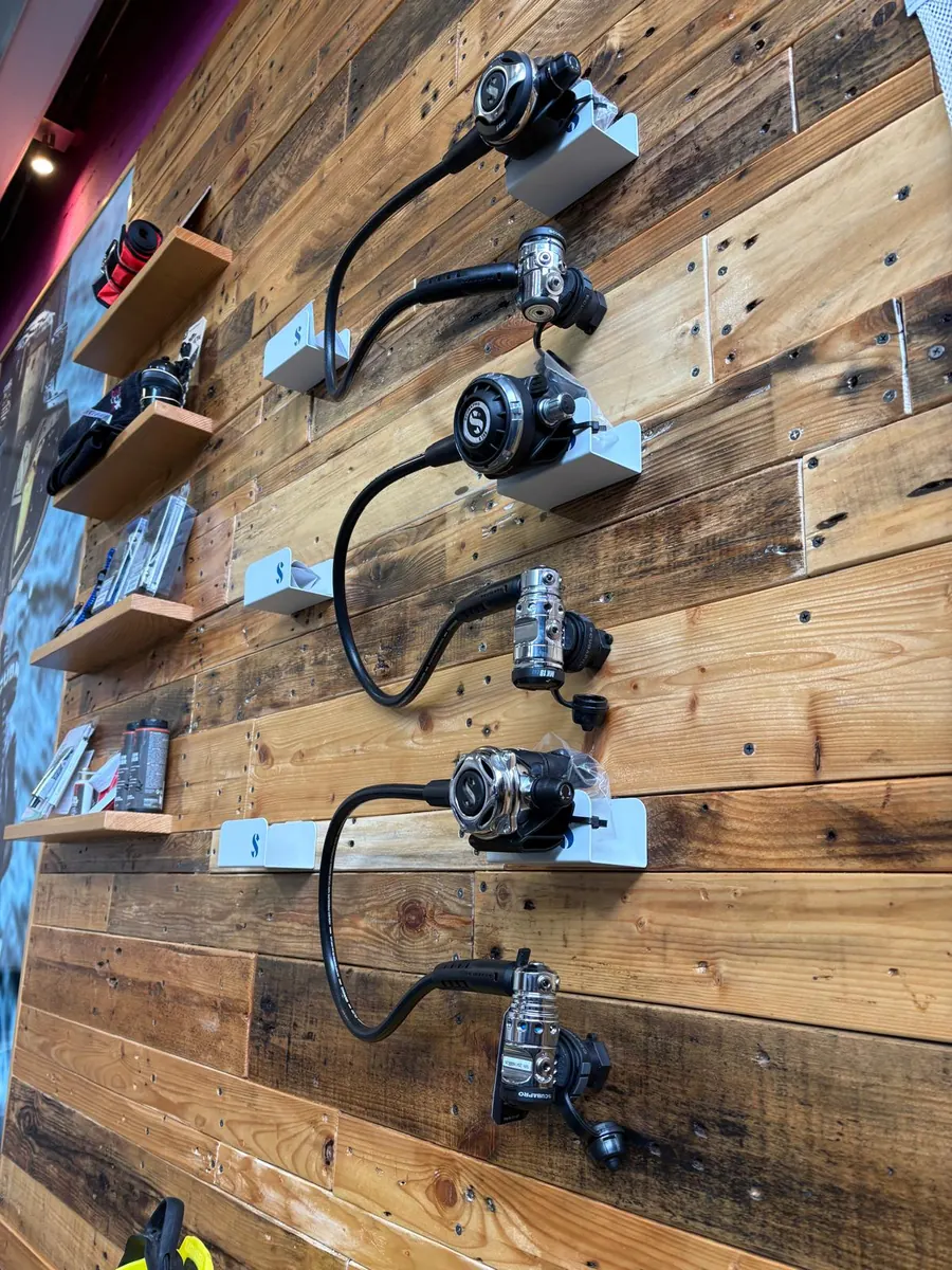 Scubapro-Atemregler an der Holzwand im Dive Loft Krk