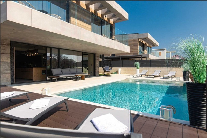 Villa aus dem Newsletter mit Pool, Terrasse und moderner Architektur